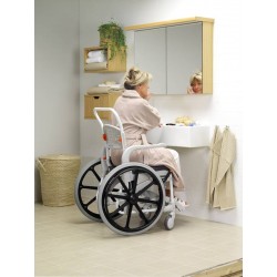 Chaise de douche et de toilettes à grandes roues